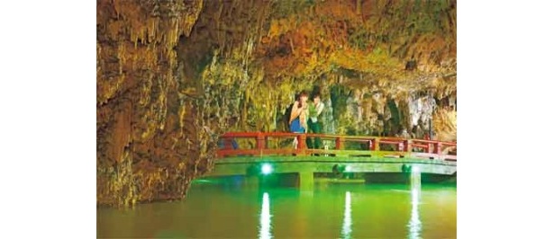 幻想的な世界が広がる岡山の満奇洞