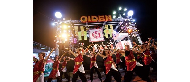 【写真を見る】花火大会前日のこんなアツい踊りにも注目！