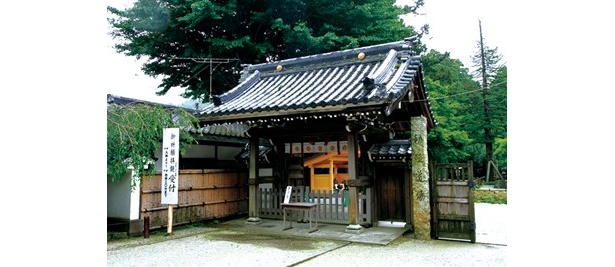 雷山の中腹に位置する門からは、歴史を感じる