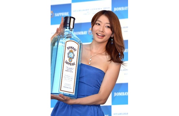 鮮やかなブルーのドレスがよく似合っている