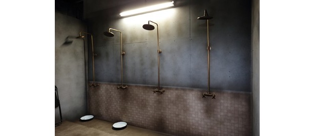 囚人用の浴場。シャワーのコックをひねる…？