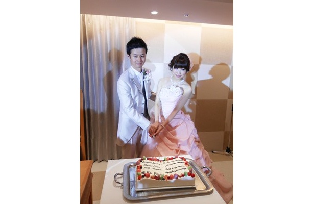 新婦役でケーキ入刀を行うのは「心斎橋Girlsコンテスト2011」クロスホテル大阪賞の大塚亜美さん