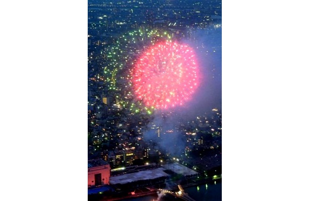 個性的な花火が次々に打ち上げられた