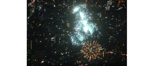 青、赤、緑と、色鮮やかな花火が続々と打ち上げられた