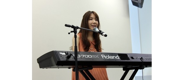 作詞作曲したオリジナル楽曲を歌い上げる立木さん