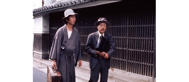 金田一耕肋を演じるのは石坂浩二(左)。袴姿にぼさぼさの髪型と原作に忠実な風貌で演じた。右は弁護士役の小澤栄太郎