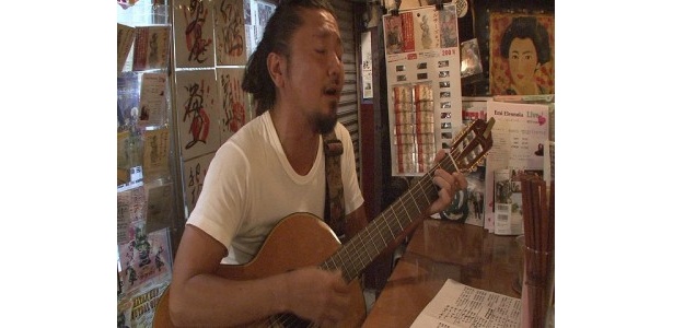 マルチーズロックというバンドを率いるもりとさん。市場内の居酒屋の店主でもある