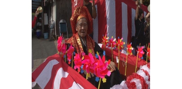 97歳のカジマヤー(風車)のお祝いシーンにはもりとさんのおじぃが登場！