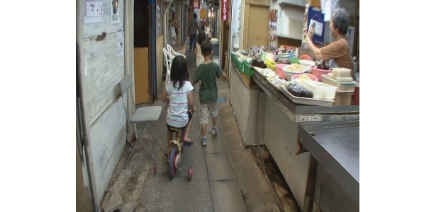 迷路のようなすーじぐゎーも子どもたちにとっては格好の遊び場。それを大人たちが見守っている