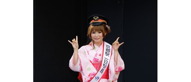 駅長帽を贈呈されゴキゲンなしょこたん