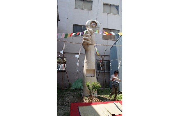 セルフ神社には自由の女神の腕が！