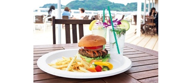 クール派？エンタメ派？湘南2大ビーチ“海の家グルメ”の魅力