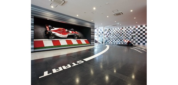 過去のレースで活躍したバイクは、年代別に展示されている