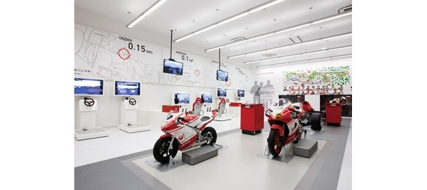 モータースポーツに必要な能力を計測できる挑戦コーナー。バイクのライディングポジションを体験したり、実際のマシンに乗ることができる