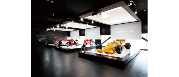 伝説のF1マシンも展示される。現在は、手前の黄色い「ロータス」の車のような“タバコ広告”をのせることは禁止されている