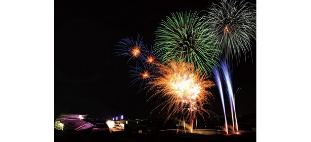 50周年を記念してパワーアップした鈴鹿サーキットの花火は、各日約3000発が打ち上がる