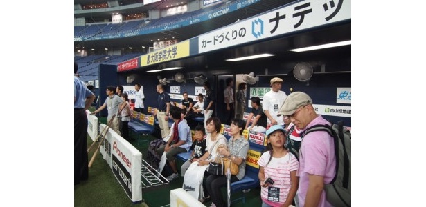 試合中に選手や監督が座っている、憧れのベンチにも入らせてもらったぞ！