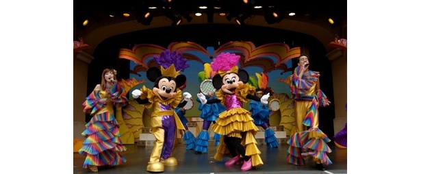 「ミニー・オー！ミニー」はシアターオーリンズで行われるミニーが主役のショー。次々と変わるミニーの衣装や、ラテン音楽にのせた歌とダンスに注目だ