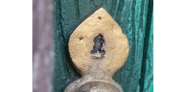 トゥーンタウン内にある小さな扉の鍵穴に、めずらしい“全身”の隠れミッキーを発見！