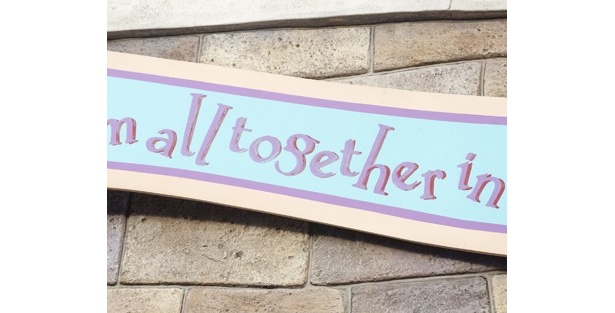 ファンタジーランドにあるアリスのレストラン。看板の「together」の文字をずっと見ていると…