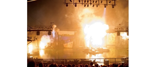最新の特殊効果で、ステージのあちこちで爆発！客席にまで熱が伝わる破壊力で、すさまじいバトルシーンが展開していく