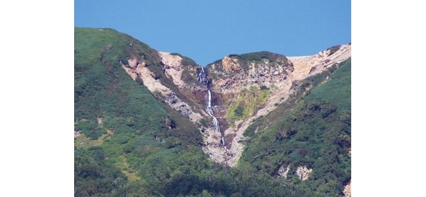 継子岳の山頂近く、標高2690mから流れ落ちる、落差90mの滝は“幻の滝”と呼ばれている