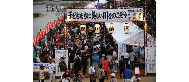 三条～四条間の鴨川西岸で開催される週末限定の催し。8月4日(土)は17：00～22：00、5日(日)は16：30～21：30