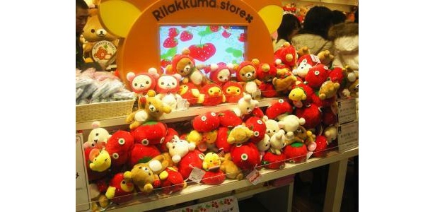 1番人気はコレ！ストア限定「合わせてぬいぐるみ いちごカー」(2940円)