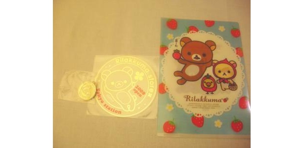 2000円以上購入した人が先着でもらえるオープン記念ノベルティは、ステッカー＆メダル(非売品)だ！