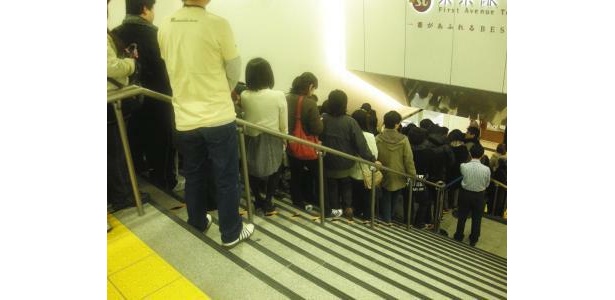 行列は階段の上まで続く