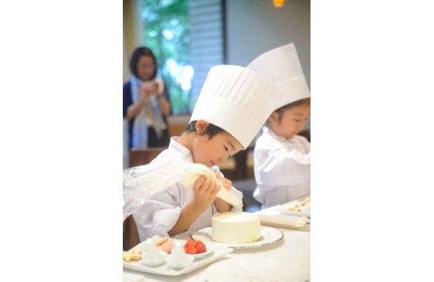躊躇なく生クリームを絞る子どもたち！