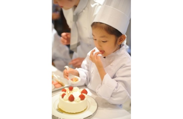 手についた生クリームをぺろり
