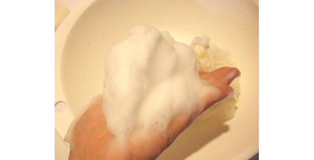 【写真を見る】気持ちよい！簡単に泡立つ肌潤石鹸の効果はいかに！