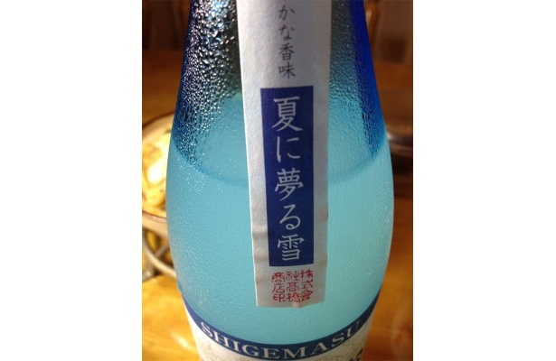 海のようなアクアブルーのラベルに、こう書いてありました。 「夏に夢（み）る雪」。ああ…何てステキな響きなのでしょう。 