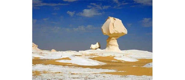 カイロの南西にある白砂漠には風によって削られたきのこのような形の奇岩が点在。中でも有名なのがこのマッシュルーム＆チキンロック