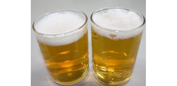 どっちがビールでしょう？答えは…右側！ちなみに左側が「麦とホップ」