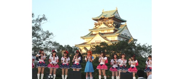 【写真を見る】大阪城とアイドルたちのコラボは秀逸！