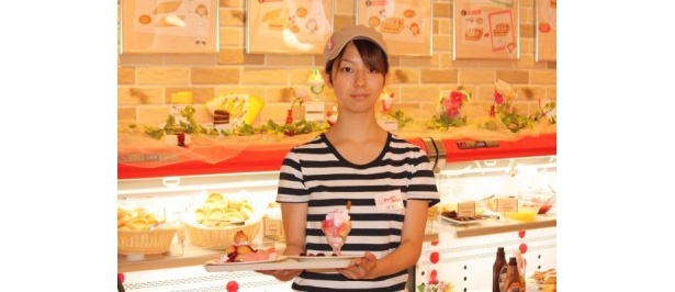 【写真を見る】可愛い店内にはケーキやスイーツのパーツがズラリ！