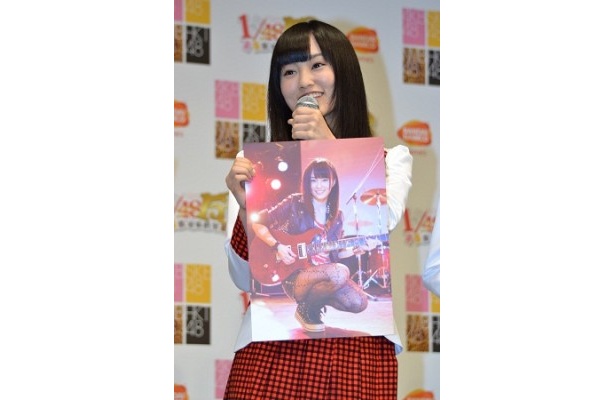 ゲーム内でロックミュージシャンに扮する山本彩さん