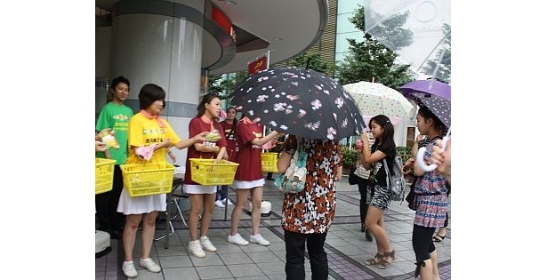 雨にも関わらず、多くの人が足を止めた