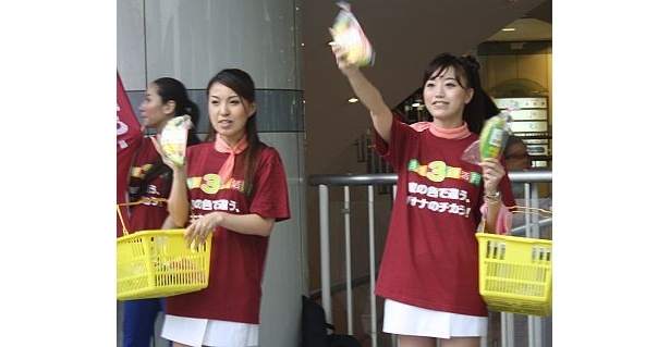 道行く人に丁寧に声をかけていた