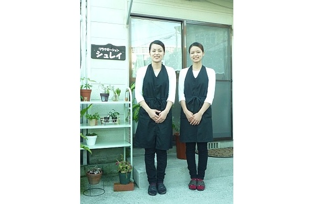 明るくて優しい美人姉妹。姉の翔子さん(左)と弥生さん(右)