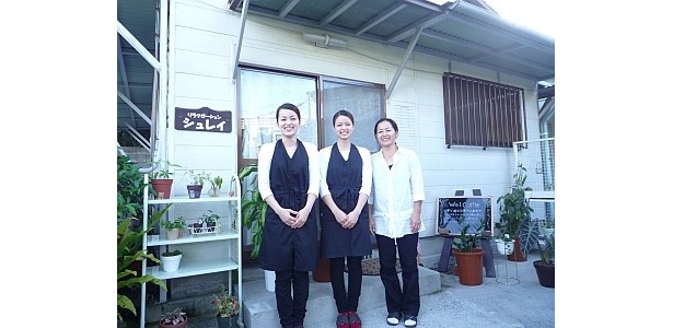 美人姉妹と明るいお母さんの母娘3人