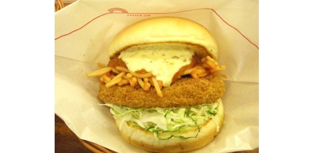 「スパカツバーガー 豚ヒレ肉使用」￥360。見た目のボリュームよりも軽く食べられる優しい味わい