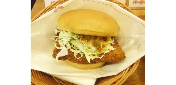 「ザンギバーガー」￥340.醤油やショウガ、ニンニクなどで下味をつけて揚げたザンギは道民なら馴染み深い味に