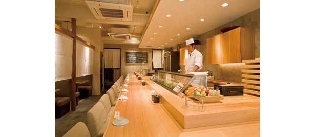 ケースに並ぶネタは、築地から仕入れている(板前寿司 銀座コリドー店)