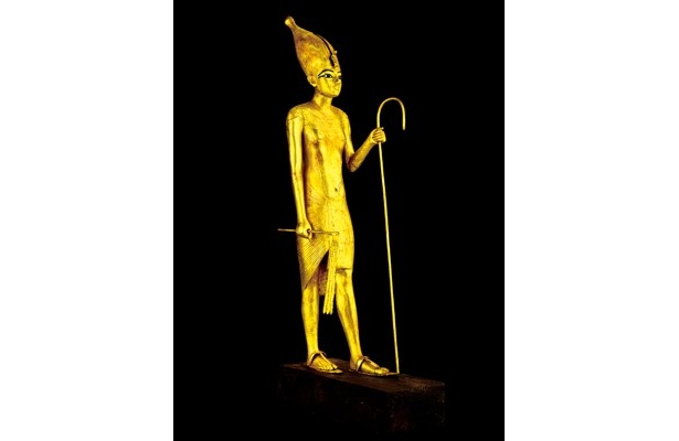 上エジプト王冠を被ったツタンカーメンの像は南部を象徴する王冠をかぶっている