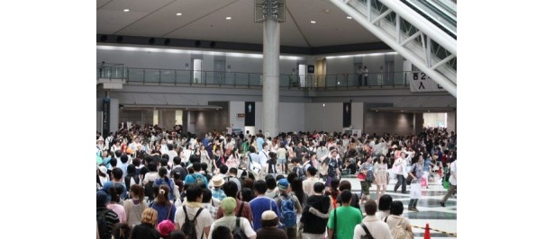 【写真を見る】長蛇の列やコスプレなど会場風景はコチラ!!