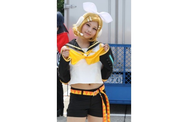 キュートなヘソ出しセーラー服！