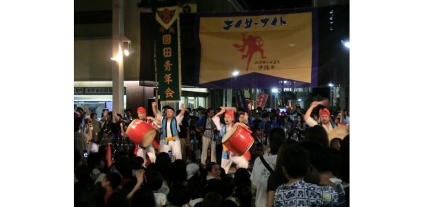 ダイナミックな演舞で週末の沖縄市を熱く盛り上げる「2012エイサーナイト」開催